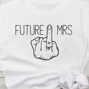 Future Mrs Verlobung SVG, PNG Datei, Future Bride digital geschnittene Datei, Verlobungsring am Ring Finger geschnitten Datei
