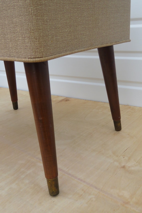 Stool with online compartment