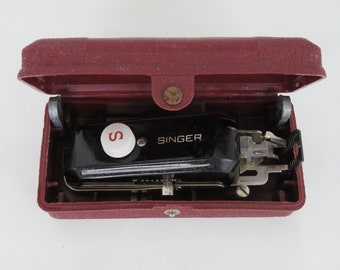 Singer Buttonholer 160743 Sewing Machine Attachment in Case 093B