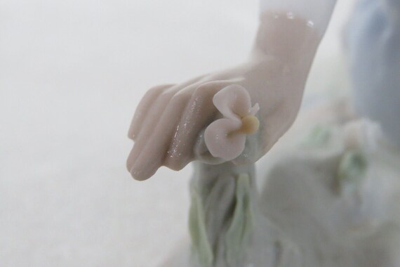 Lladro Spain 1172 Porcelain Girl Gathering Picking Flowers