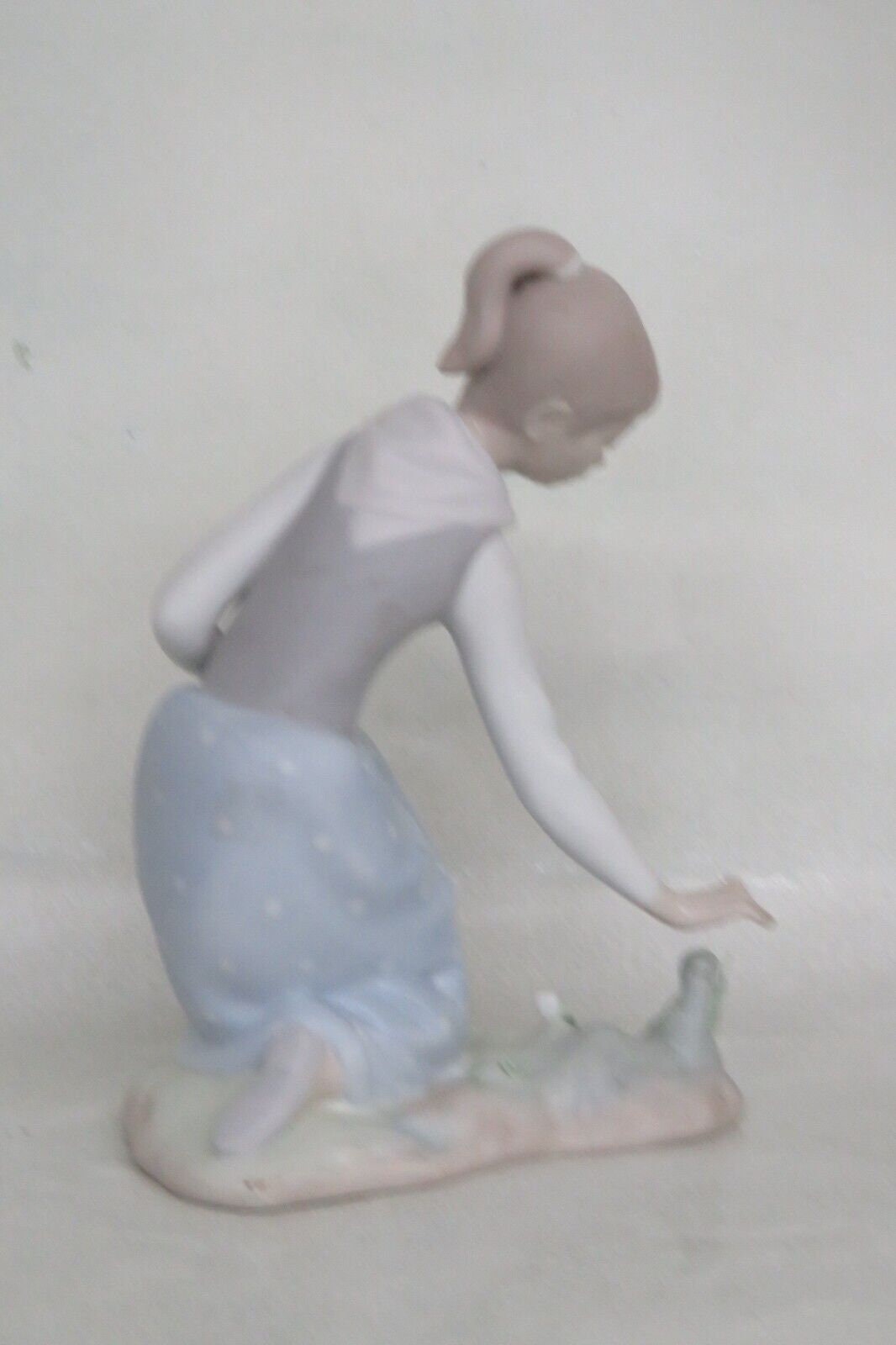 Lladro Spain 1172 Porcelain Girl Gathering Picking Flowers