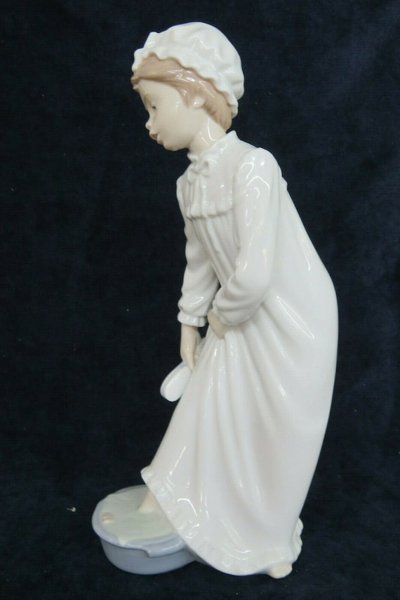 Lladro Nao Daisa Girl Washing Feet 11 Inch Spanish Porcelain 