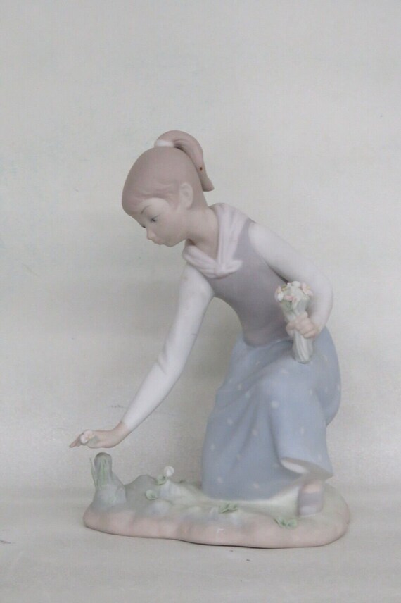 Lladro Spain 1172 Porcelain Girl Gathering Picking Flowers