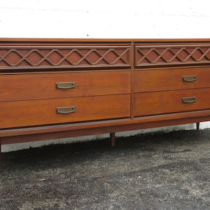 Bassett Mid Century Modern Dresser Tv Media Console 5084 SHIPPING NOT INCLUDED Please ask for shipping quote
