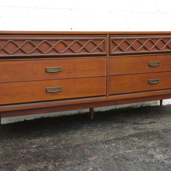 Bassett Mid Century Modern Dresser Tv Media Console 5084 SHIPPING NOT INCLUDED Please ask for shipping quote