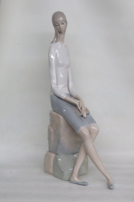Lladro Large Figurine 4518 Student Girl Sitting on Rock With Book