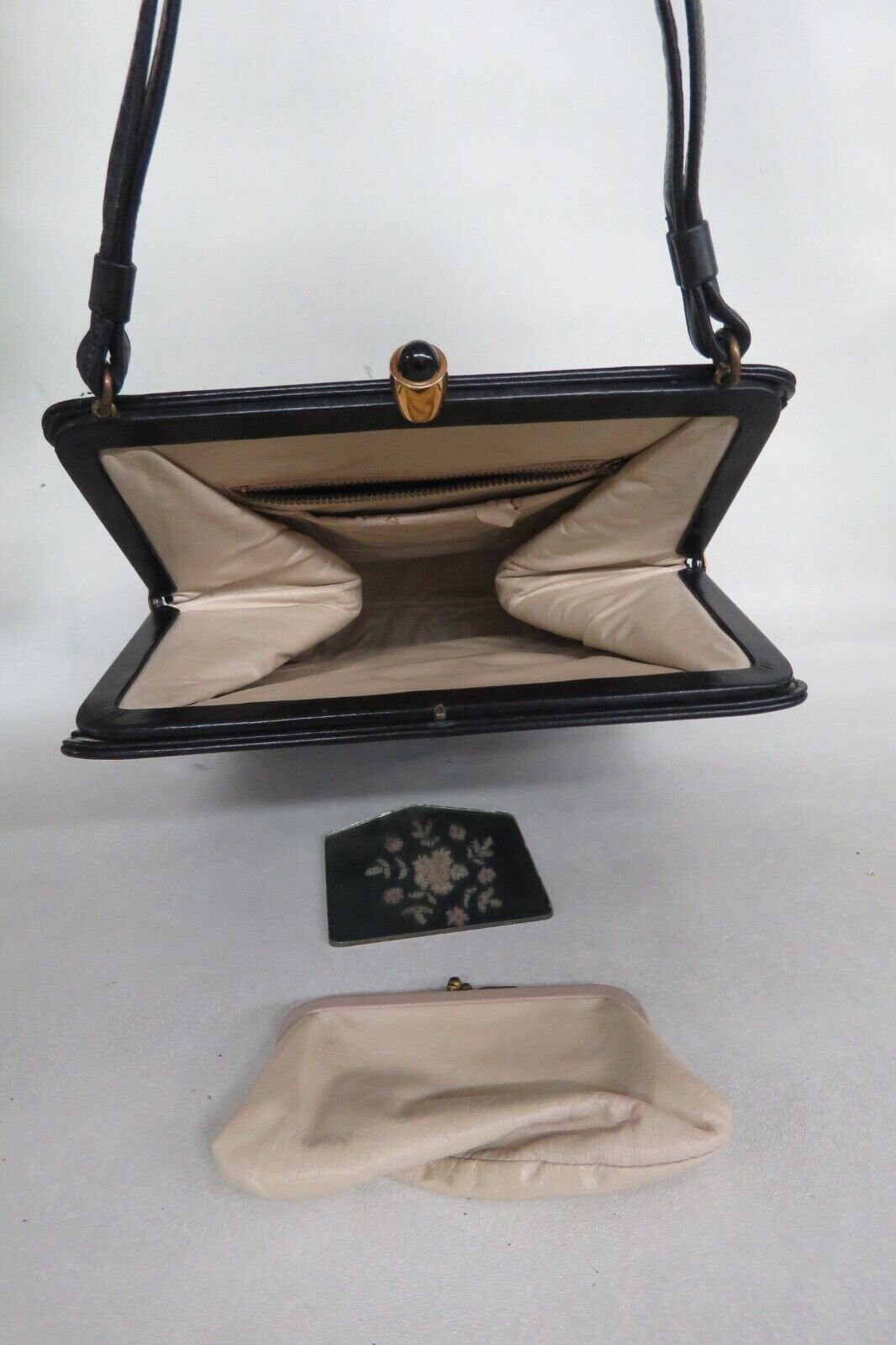 洋書 THE HANDBAG: AN ILLUSTRATED HISTORY The Handbag: An Illustrated History: Cox, Caroline