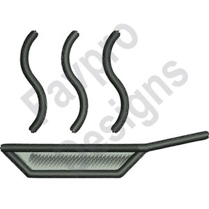 Könnte beinhalten: Ein gestickter Aufnäher mit einer grauen Bratpfanne mit schwarzem Griff und drei geschwungenen Dampflinien, die darüber aufsteigen. Das Design befindet sich auf weißem Hintergrund.
