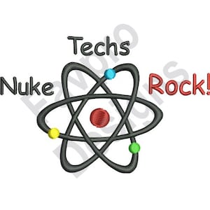 Könnte beinhalten: Ein schwarz-weißes Atom mit bunten Punkten drum herum. Der Text "Nuke Techs Rock!" ist um das Atom herum geschrieben.