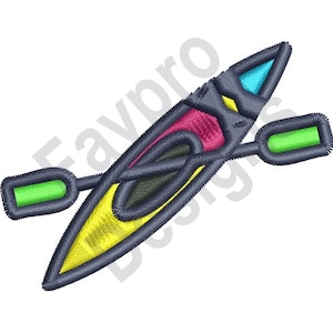 Könnte beinhalten: Ein blaues und gelbes Kajak mit einem grünen Paddel. Das Kajak hat ein rotes, gelbes und blaues Design an der Seite.