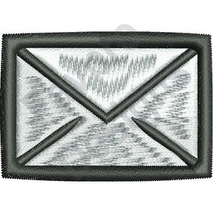 Puede incluir: Un parche bordado gris en forma de sobre.