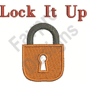 Può includere: Design ricamato "Lock It Up" con un lucchetto con un buco della serratura. Il lucchetto è arancione con un anello di metallo grigio. Il testo è rosso.