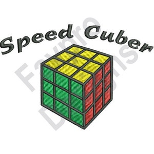 Puede incluir: Un diseño bordado en blanco y negro de un cubo de Rubik con el texto "Speed Cuber" encima.