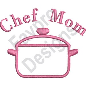 Puede incluir: Diseño de bordado rosa de una olla con el texto "Chef Mom" encima.