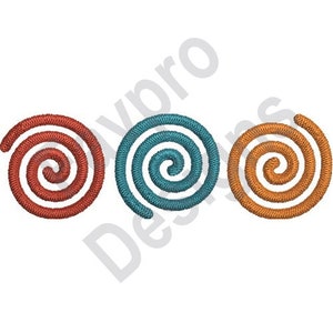 Könnte beinhalten: Drei gestickte Spiralmotive in Rot, Türkis und Orange.