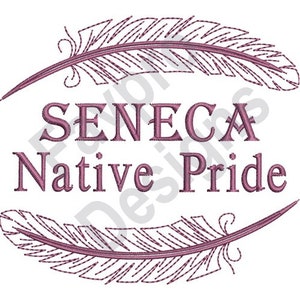 Może przedstawiać: Haftowany wzór z napisem "SENECA Native Pride" w kroju pisma szeryfowego, obramowany dwoma stylizowanymi piórami. Tekst i pióra są w stonowanym fioletowym kolorze na białym tle.
