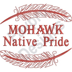 Może przedstawiać: Czerwony haft z dwoma piórami i tekstem "Mohawk Native Pride".