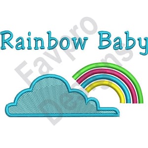 Peut inclure: Broderie représentant un nuage bleu et un arc-en-ciel avec des rayures jaunes, vertes et roses. Le texte "Rainbow Baby" est brodé en bleu au-dessus du nuage et de l'arc-en-ciel.