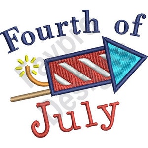 Peut inclure: Motif brodé d'une fusée de feu d'artifice rouge, blanche et bleue avec le texte "Fourth of July". La fusée a une tête en forme de flèche bleue et un corps rouge avec des rayures blanches. Le texte est en bleu et rouge.