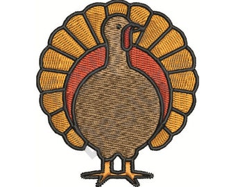 Puede incluir: Un pavo bordado de color marrón y naranja con una barba roja y un contorno negro. El pavo tiene una cola grande en forma de abanico con plumas amarillas y naranjas.