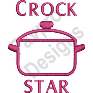 Puede incluir: Diseño de bordado rosa de una olla de cocción lenta con las palabras "Crock Star" arriba y debajo de la olla.