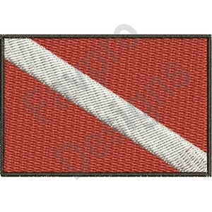Puede incluir: Una bandera de buceo roja y blanca. La bandera es rectangular con una franja diagonal blanca sobre un fondo rojo.