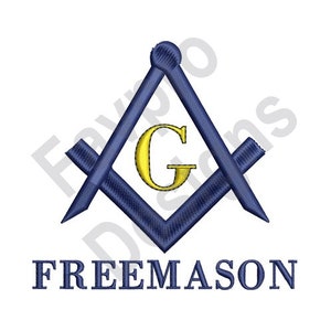 Könnte beinhalten: Ein blaues und goldenes freimaurerisches Symbol mit einem Quadrat und einem Zirkel und dem Buchstaben "G" in der Mitte. Der Text "FREEMASON" befindet sich unter dem Symbol.