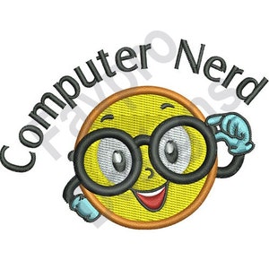 以下が含まれることがあります： 黒縁メガネをかけ、大きく笑った黄色のスマイリーフェイス。片手に青い手袋をしています。「Computer Nerd」という文字がスマイリーフェイスの上に黒で書かれています。