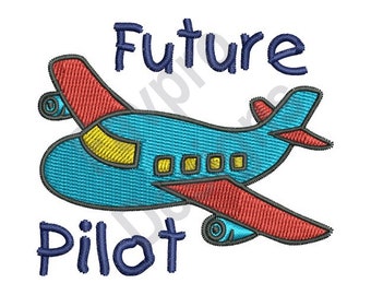Könnte beinhalten: Gestickte Darstellung eines blauen Flugzeugs mit roten Flügeln und gelben Fenstern. Der Text "Future Pilot" ist in blau unter dem Flugzeug geschrieben.