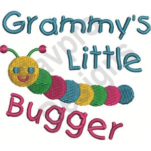 Può includere: Ricamo con un bruco colorato con il testo "Grammy's Little Bugger" in blu.