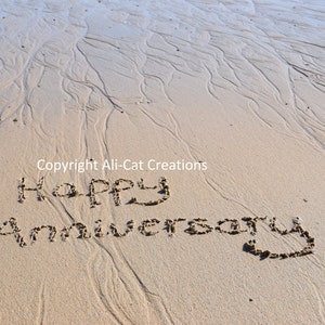 Happy Anniversary: handgemaakte kaart met zandkunst op Carbis Bay Beach, St. Ives