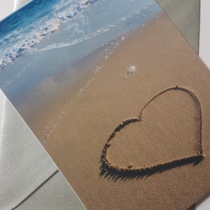 Cuore di Carbis Bay - biglietto in formato mini con raffigurazione di opere d'arte sulla sabbia della spiaggia di Carbis Bay
