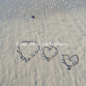 Triplo cuore - biglietto fatto a mano raffigurante l'arte della sabbia sulla spiaggia di Porthminster, St Ives