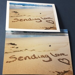 Sending Love (Enviando amor): escritura en la arena en la playa de Carbis Bay, St Ives