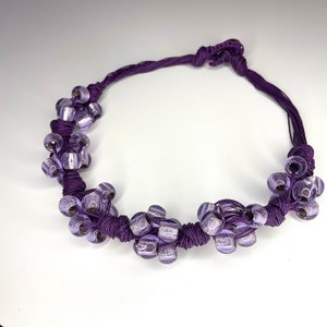 Bijoux en corde collier lilas sur cordon violet idée cadeau col rond bijoux artisanaux image 1