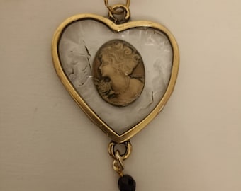 Collana con ciondolo a forma di cuore in ottone e catena anallergica dorata e cameo rosa antico