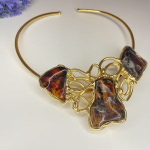 Collana girocollo in metallo dorato e pietre naturali, idea regalo importante, metallo anallergico, pezzo unico immagine 2