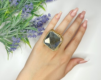 Bague dorée avec pierres naturelles Labradorite, réglable, bijoux dorés, bague importante, pièce unique, fait main, pierres précieuses