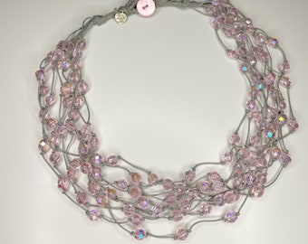 Collana girocollo multifilo con perline in mezzo cristallo rosa, cordino cerato grigio, anallergica idea regalo fatto a mano Made in Italy