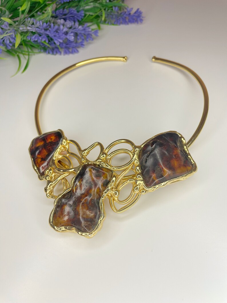Collana girocollo in metallo dorato e pietre naturali, idea regalo importante, metallo anallergico, pezzo unico immagine 5