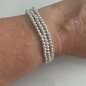 Set van 3 kleine bolvormige armbanden van 925 zilver op elastische band.