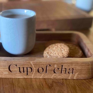 Plateau à thé et à café personnalisé sculpté dans une seule pièce de gros chêne anglais.