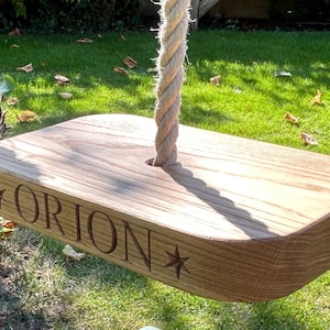 Enkele touwschommel in eiken of Accoya met eenvoudig op te hangen touwversteller.