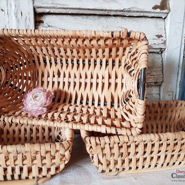 Great old bread baskets ~ fermenting baskets ~ baking utensils ~ old kitchen deco ~ country kitchen ~ utensils basket ~ hx4071