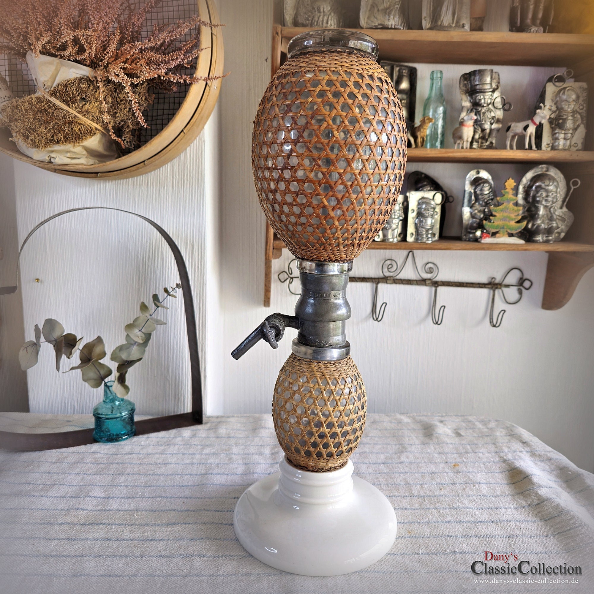 Double-bellied soda siphon ~ wicker mesh ~ Gazogène de Briet soda bottle ~ France ~ Industrial Home ~ Loft Design Interior ~ 24gbsosy