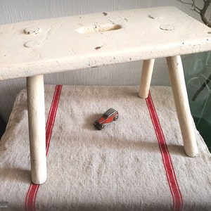 Vintage white wooden stool ~ original chippy lacquer stool bench ~ country cottage ~ Vintage chic ~ Fixer Upper decor ~ Shabby Chic ~ hx4180