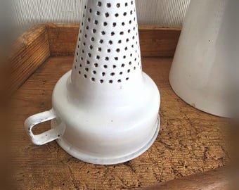Altes Emaille Sieb schmal weiß Landhaus Küche Sammlerstück hg26emsi