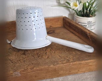 Vecchio setaccio smaltato, stretto, bianco, con manico e gancio, rustico da cucina country, oggetto da collezione hw3561