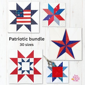 Può includere: Una collezione di cinque blocchi di trapunte a stella patriottiche in rosso, bianco e blu. Un blocco presenta un disegno della bandiera americana. Il testo "Patriotic bundle 30 sizes" è visualizzato. È presente anche un paio di forbici.