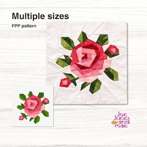Könnte beinhalten: Ein Quiltblockmuster mit einem geometrischen Rosendesign in Rosa- und Rottönen mit grünen Blättern. Der Text "Multiple sizes" und "FPP pattern" ist zu sehen. Eine kleinere Version der Rose ist ebenfalls abgebildet.
